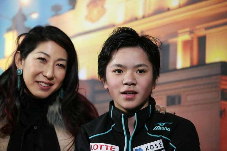 樋口美穂子コーチと宇野昌磨（当時16歳）、2014年3月の世界ジュニア選手権で　©AFLO
