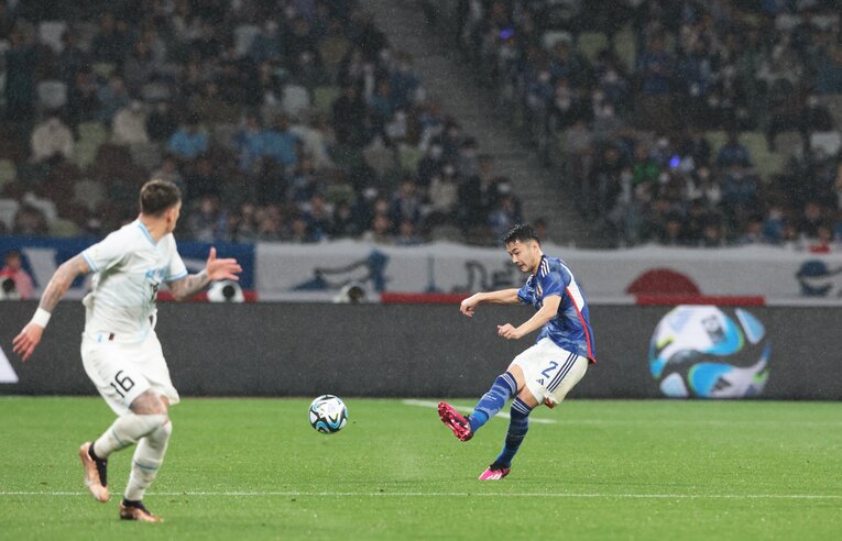 伊東純也へ縦パスを入れる菅原由勢。西村拓真の得点の起点になった　©︎Yasushi Kuwahara/JMPA