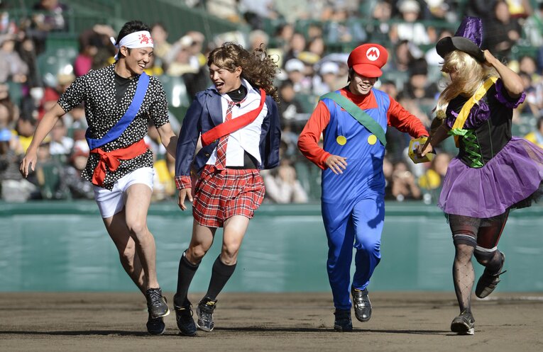 「盟友」藤浪＆北條…2013年、プロ1年目の藤浪晋太郎（あまちゃん）、北條史也（女子高生）が仮装リレーで競走　©KYODO