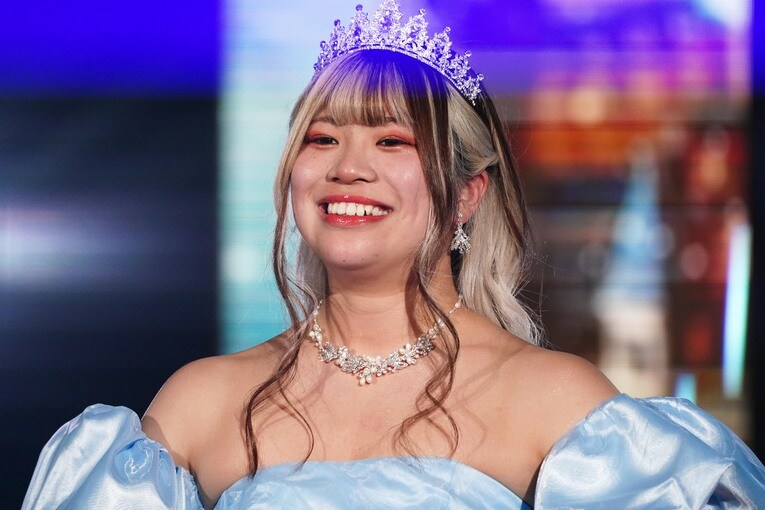 ファンの前でシンデレラのドレスをお披露目　©Essei Hara