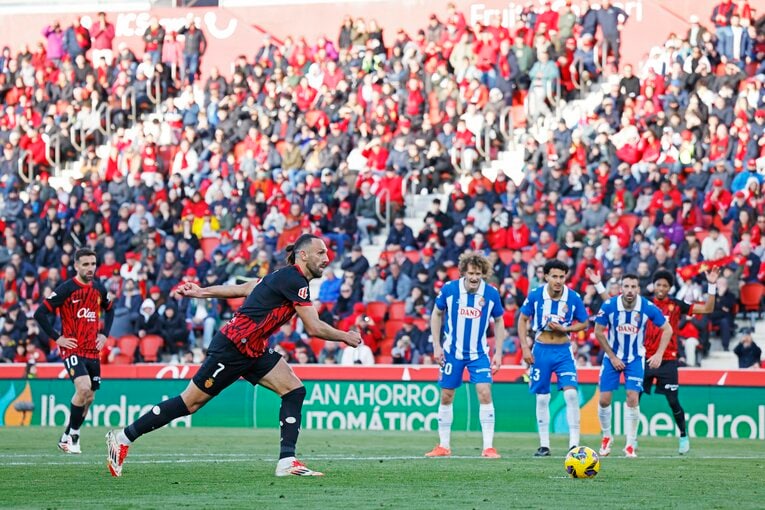 「脱ぐと筋骨隆々な肉体で」「ゴールで響く“タクマ・アサノ”コール」日本代表未招集も…カメラマンが見たFW浅野拓磨のマジョルカで愛される姿(8)