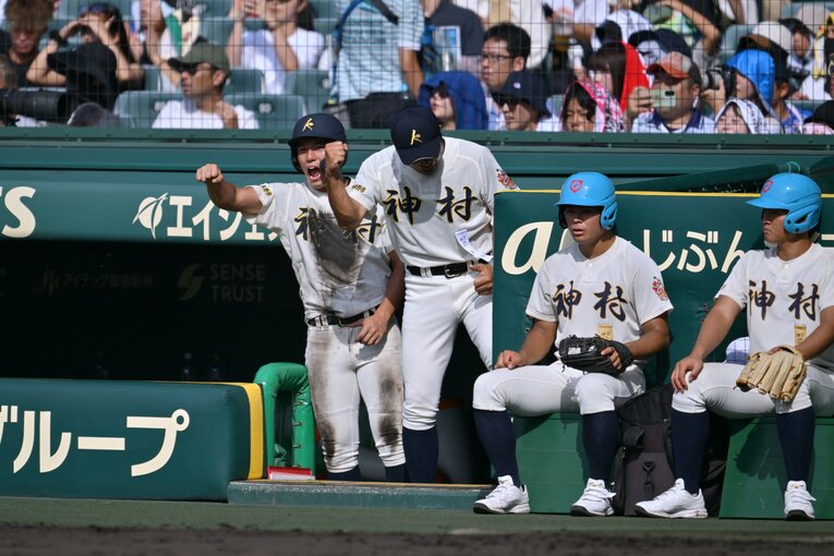 神村学園の監督、小田大介のガッツポーズはレパートリーが豊富だった ©Hideki Sugiyama