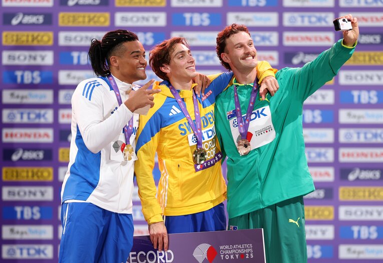 メダルセレモニーでマーシャルの自撮りに応じるカラリスとデュプランティス　©Getty Images