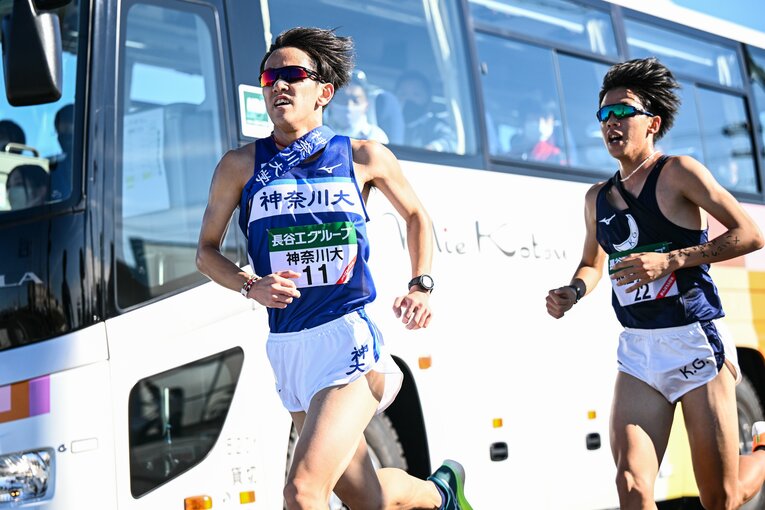 監督たちを乗せたバス　©Nanae Suzuki