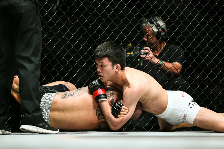 2013年4月5日、青木真也はONEのライト級タイトルマッチで朴光哲と対戦した　©ONE Championship Susumu Nagao