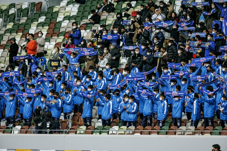 ブルーに染まった大津高校の応援席　©︎Kiichi Matsumoto