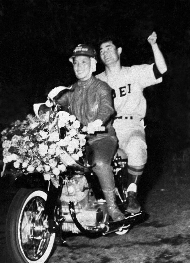 1960年のオールスター第3戦でMVPに選ばれ、賞品のオートバイに乗り場内を1周する張本勲（東映）　©KYODO