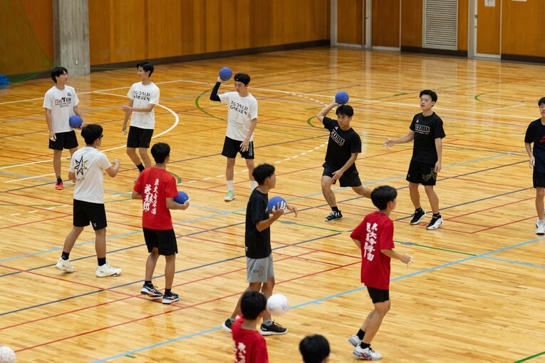中高生で一緒に練習。ちなみにこの日は「英語以外NG」という条件でトレーニングしていた　©Shiro Miyake