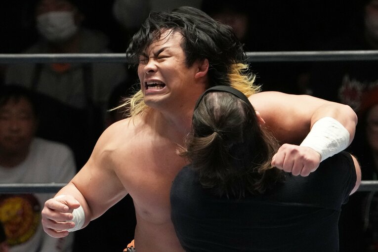 チェーズ・オーエンズにラリアットを見舞う大岩陵平　©Masashi Hara