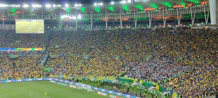 乱闘後。緑の服を着た警備員がアルゼンチンサポのエリアを取り囲み、さらなる乱闘を防いでいる（最初からこうするべきだった）