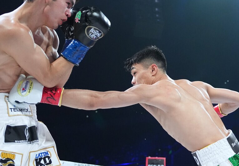 クエジャルの腹部にめり込む中谷潤人の左ボディストレート　©Naoki Fukuda