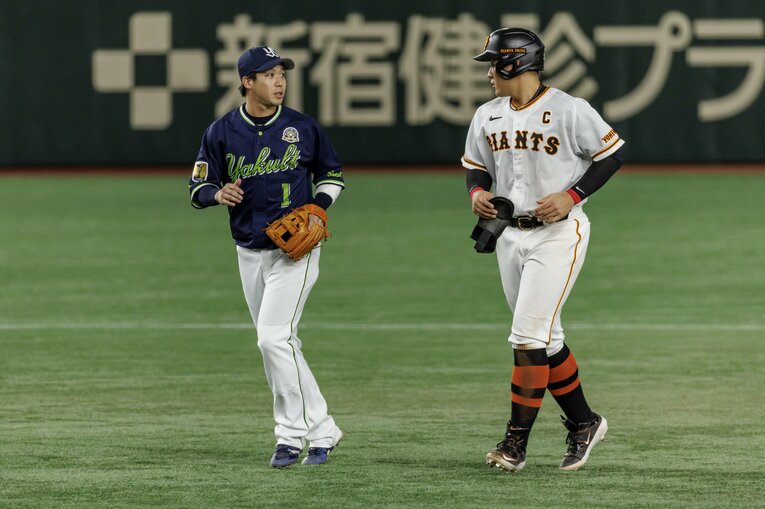 16位タイ・岡本和真（右）　©Kiichi Matsumoto