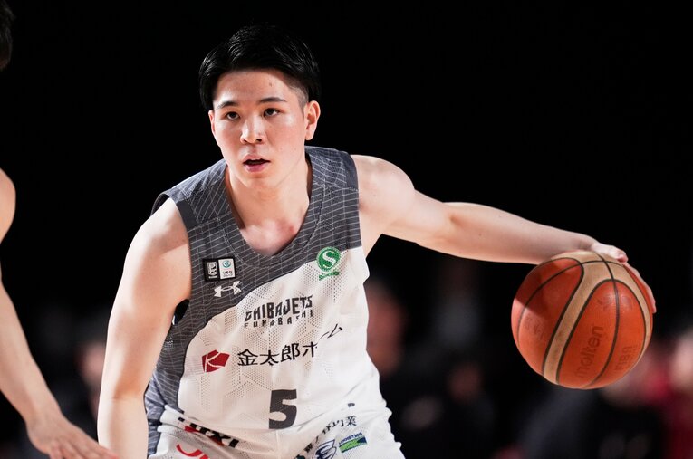 4月に高校を卒業したばかりの18歳のルーキー・瀬川琉久が主力級の活躍を見せる千葉ジェッツ。新人の覚醒理由は…？　©AFLO