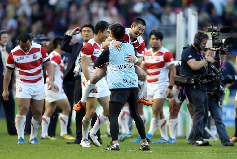 2015年W杯で南アフリカに勝利し、コーチングコーディネーターを務めた沢木敬介（現・横浜キヤノンイーグルスHC）に抱きつく田中史朗。世界が驚くアップセットだった　©︎Shutterstock/AFLO
