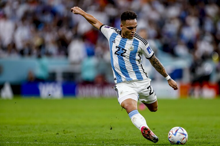 カタールW杯のラウタロ・マルティネス。総額約380億円の契約を蹴ってインテル残留した　©Kiichi Matsumoto/JMPA