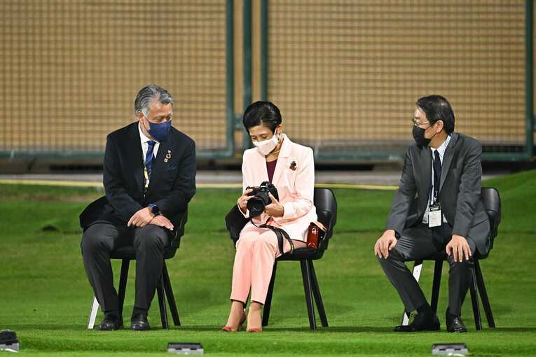 日本サッカー協会の田嶋幸三会長と一緒に練習を視察する同名誉総裁の高円宮妃久子さま　©Takuya Kaneko／JMPA