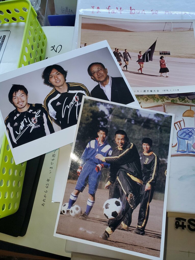 松井大輔、遠藤保仁らOBと松澤先生　©Tetsuo Kasukawa