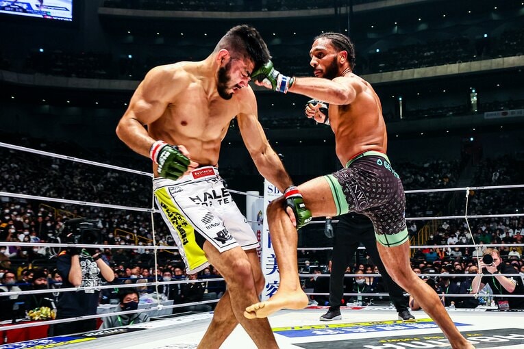 ハイレベルな攻防を繰り広げたホベルト・サトシ・ソウザとAJ・マッキー　©RIZIN FF Susumu Nagao