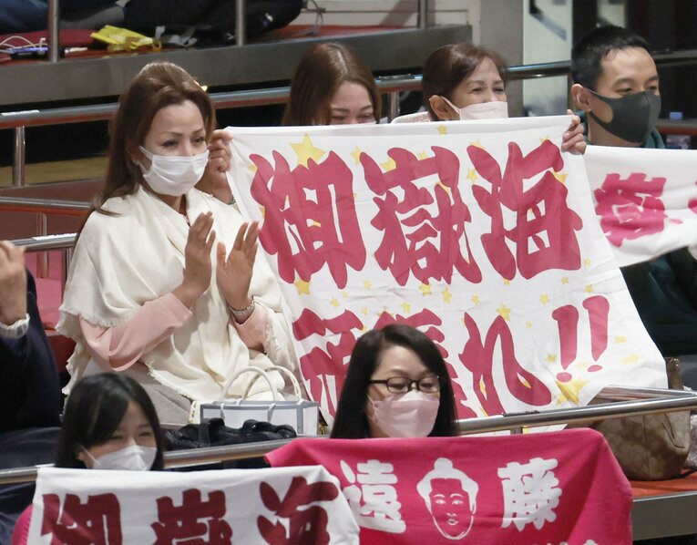 両国国技館で優勝を見届けた関脇御嶽海の母、大道マルガリータさん（左）。御嶽海関の母はフィリピン出身、父は日本人　©KYODO