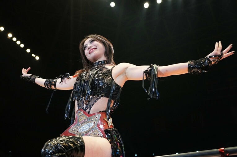 中野たむを倒し赤いベルトを巻いた上谷沙弥。2024年12月29日、両国国技館　©Essei Hara