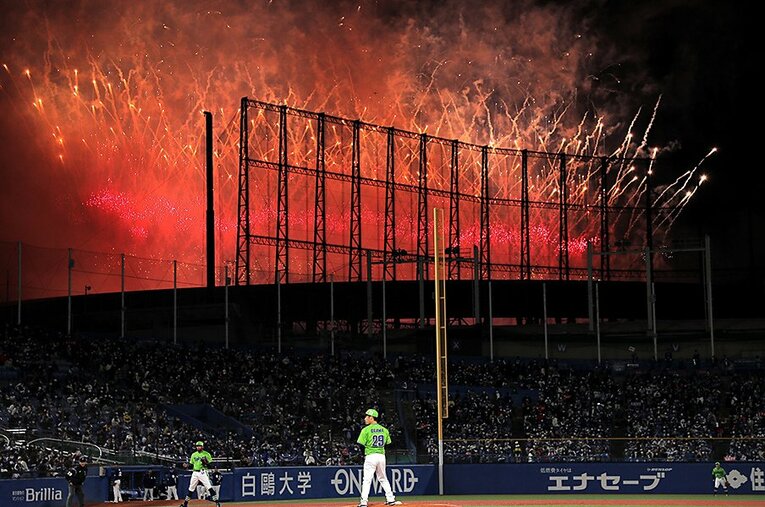 神宮を包み込んだ爆発音と鮮やかな花火。ヤクルトファンにとって忘れられない1日になったのは間違いない
