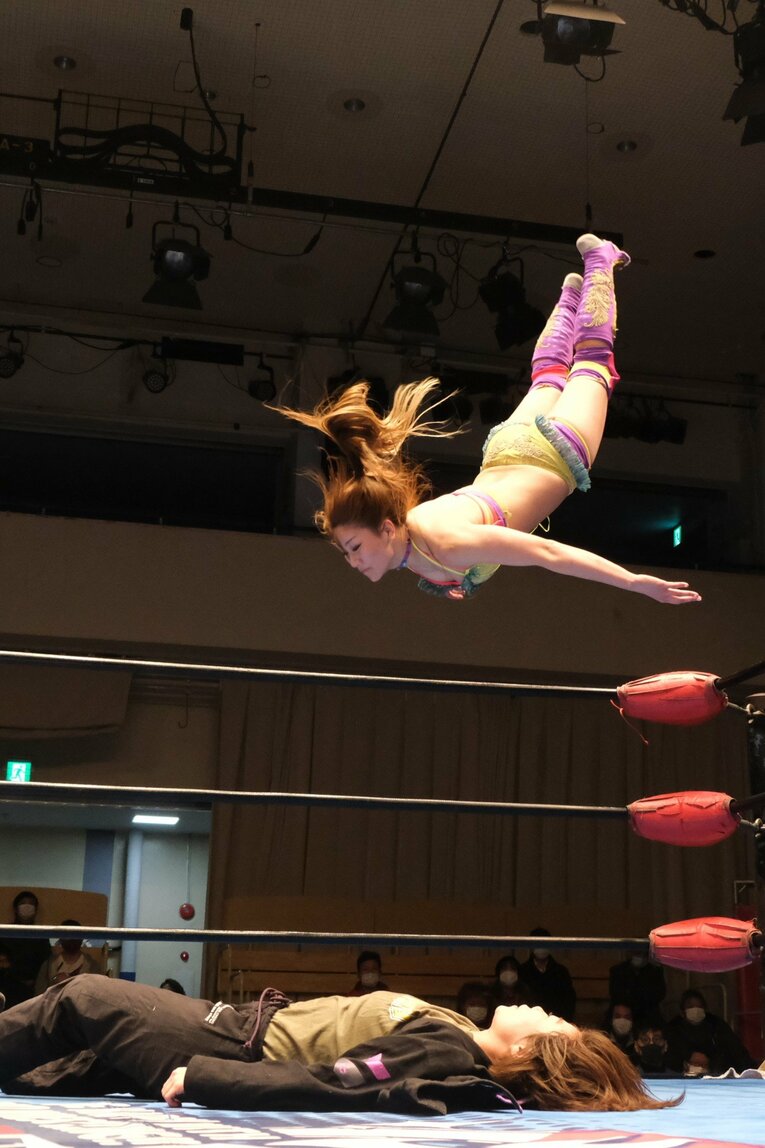 アイスリボン後楽園ホール大会　雪妃真矢（上）と松屋うの　(C)Norihiro Hashimoto