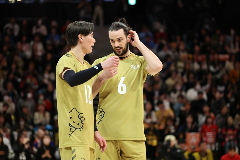 高橋藍（サントリーサンバーズ大阪）とコミュニケーションを図るブリザール　©︎SV.LEAGUE