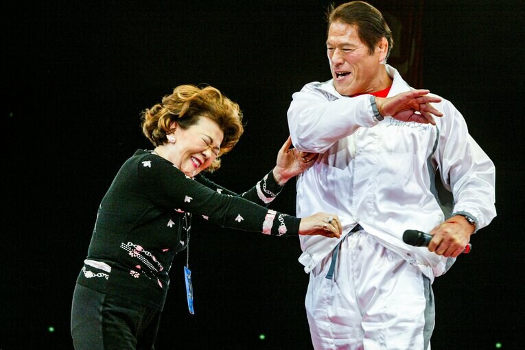 沙知代夫人に闘魂ビンタを入れる猪木