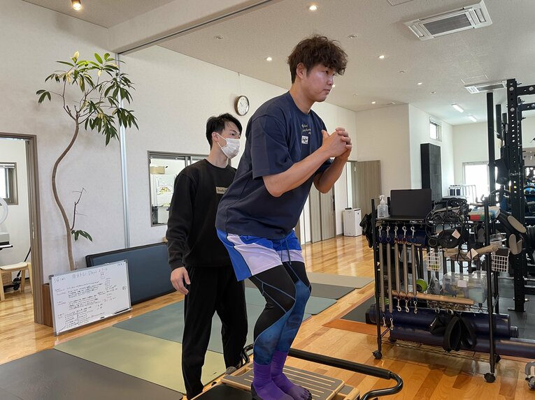 DeNA森原康平のなかなか見られないピラティストレの様子　©Takashi Ishizuka