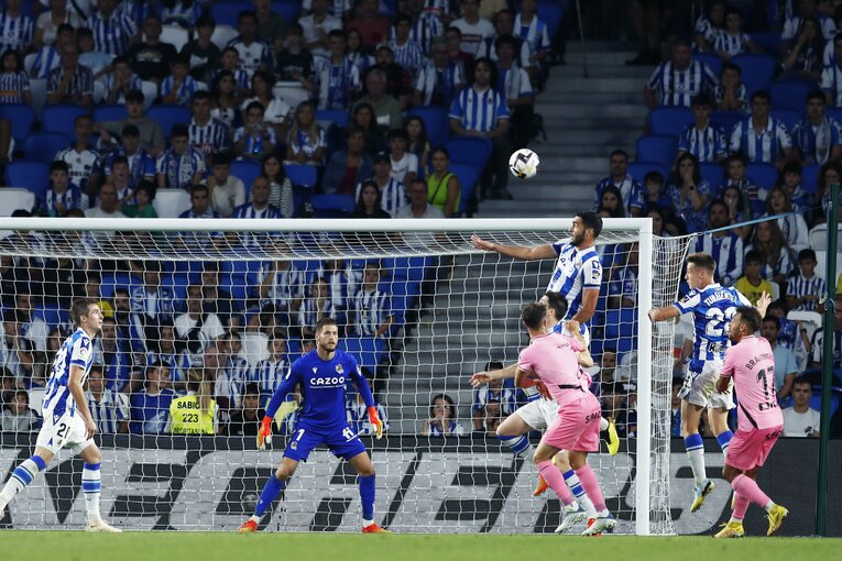 「KUBOコール」や「武房、シャツくれませんか」日本語メッセージの少年、猛プレスに感謝のハグ…“久保建英リーガ100戦目の進化”を撮った(30)