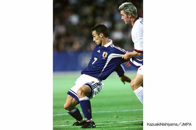 中村俊輔や稲本潤一、中田英寿らを擁し、トルシエ監督の下で臨んだ男子サッカー。メキシコ五輪以来のメダル獲得を期待されたものの、準々決勝アメリカ戦でPK戦の末敗退。最後のPKをポストに当てたのは中田英だった。 ／ photograph by Kazuaki Nishiyama／JMPA