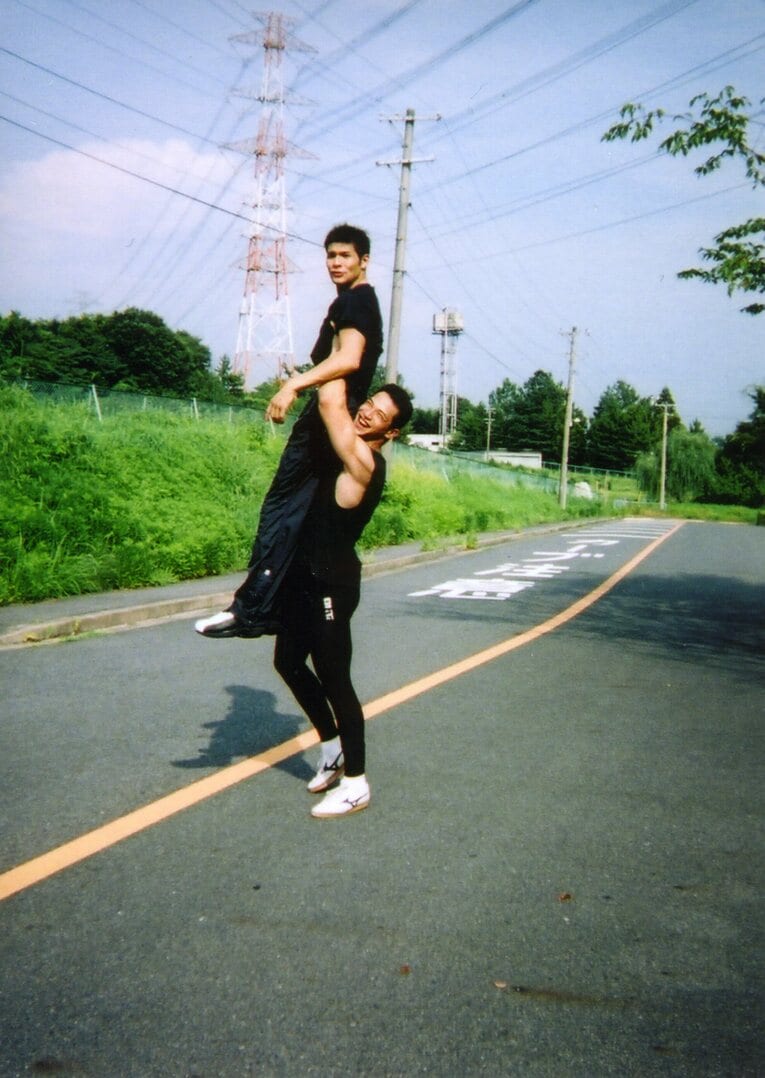 照英さんを軽々持ち上げる室伏広治　©Shoei