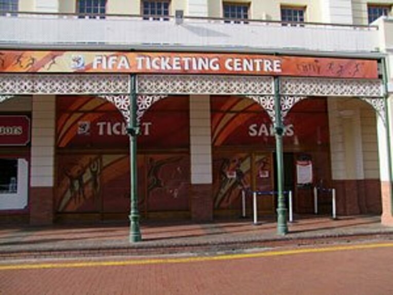 あまりにも閑散としているFIFAチケットセンター。本当に営業しているのかと疑いたくなる店構えである