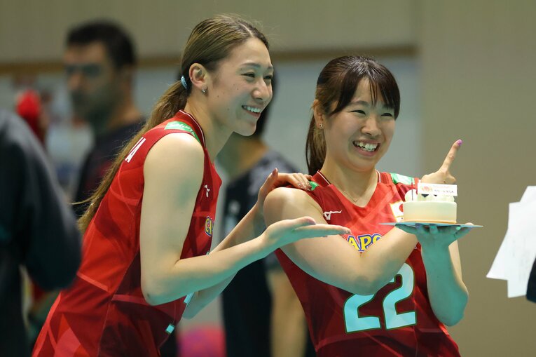 中川つかさ（右）の誕生日を祝う石川真佑　©︎YUTAKA/AFLO SPORT