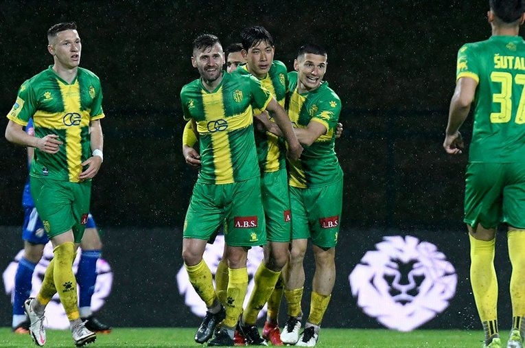 2月にFC東京からクロアチア1部NKイストラに移籍した原大智（中央）。リーグ2得点、カップ戦6得点と結果を残した ／ photograph by Getty Images