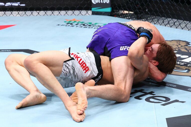 朝倉海をタップアウトさせたエリオットのギロチンチョーク（2枚目／全2枚）　©Getty Images