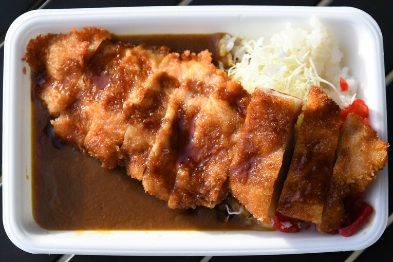 『エミール』のカツカレー。カラッと揚がったカツのサイズに注目