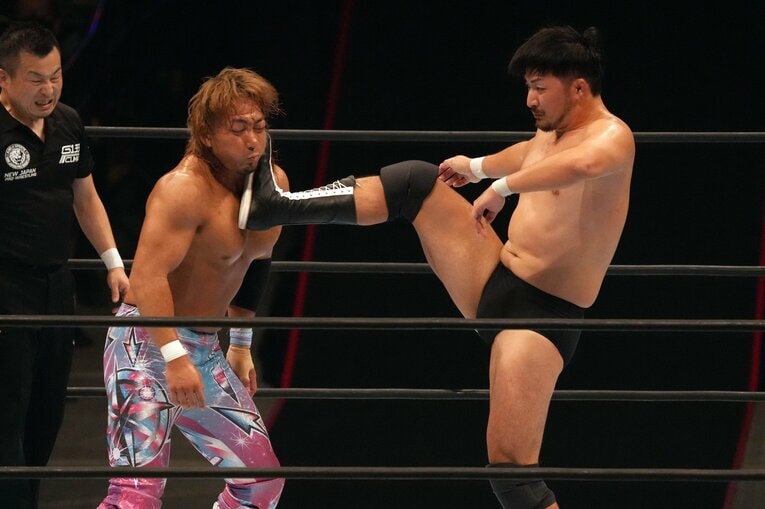 海野翔太の首元を蹴りつける成田蓮