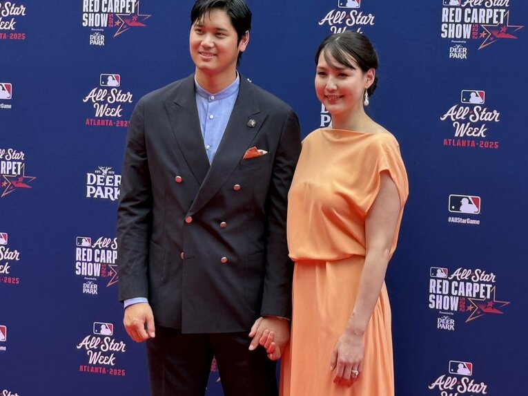 【“テレビに映らない”翔平＆真美子さんの球宴レッドカーペット／全8枚】真美子夫人を颯爽とエスコート…写真はまだまだ続きます　©Naoyuki Yanagihara