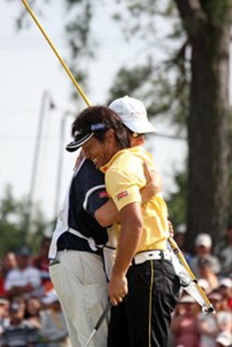 専属キャディのピーター・ブルースさんと抱き合って喜ぶ宮本選手。「ブルースと初めてハグした瞬間でした」(宮本）