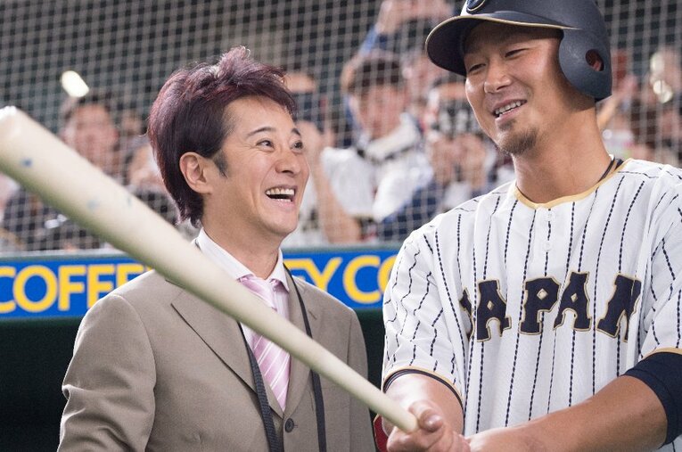 プロ野球や五輪などスポーツキャスターとしても活躍する中居正広。実はジャニーズアイドルとスポーツは切っても切り離せない関係にある ／ photograph by BUNGEISHUNJU