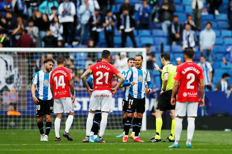 久保建英の祈りと必死さも実らず「先発落ち→6連敗で降格圏」に倒れ込み… 監督解任マジョルカの序列は変わるのか〈撮影者の視点〉(9)
