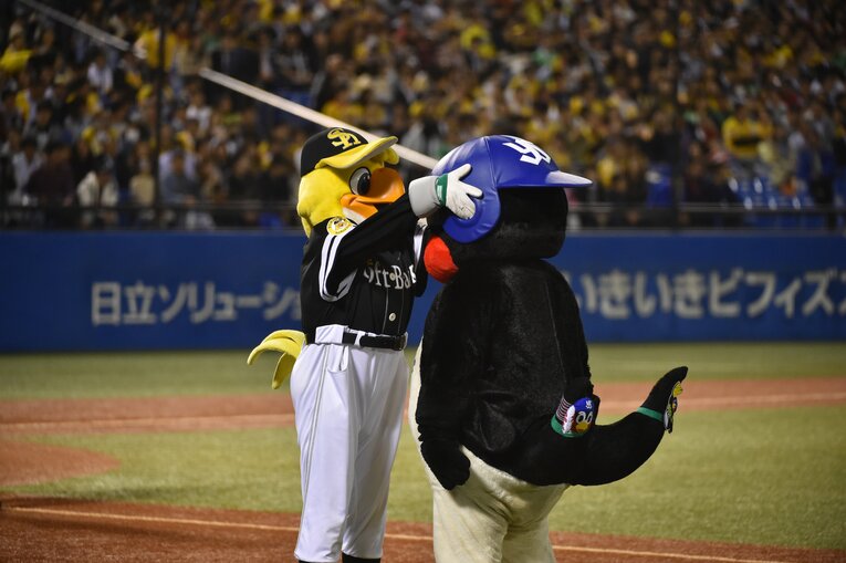 2015年の日本シリーズでソフトバンクのハリーホークと絡む　©Hideki Sugiyama