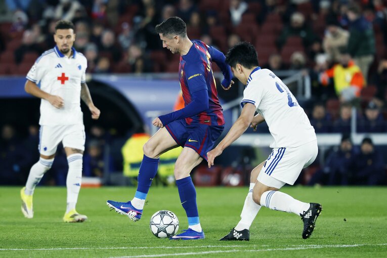 レバンドフスキvs鈴木淳之介…写真は右へ続きます　©Daisuke Nakashima