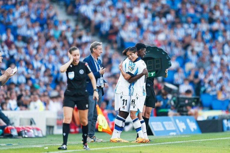 「クボの献身に仲間、ファンも徐々に心を」ソシエダサポが選ぶMVP久保建英…愛された1年目を“2000枚超撮影”カメラマンが見た名シーン(71)