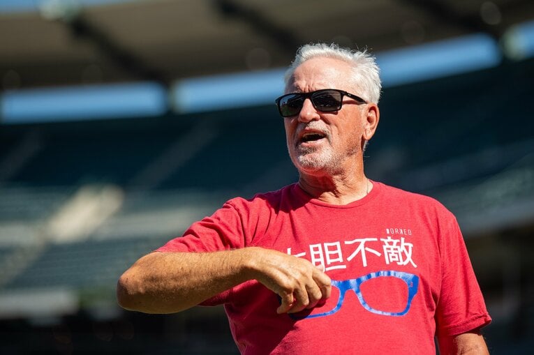 「大胆不敵」のTシャツを来たマドン前エンゼルス監督