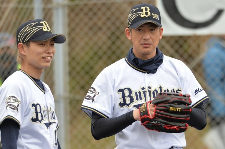 今季限りでの現役引退を発表したオリックス能見篤史（43歳）。兼任コーチとして加入した2年間で、山岡泰輔（左・27歳）ら多くの後輩たちに慕われる存在になった（写真は3月の宮崎キャンプ） ／ photograph by Sankei Shimbun