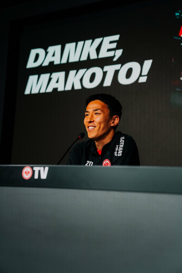 引退発表会見での長谷部。日本メディア向けの会見よりも先にドイツ語でその考えを伝えた　写真はクラブ（フランクフルト）広報提供