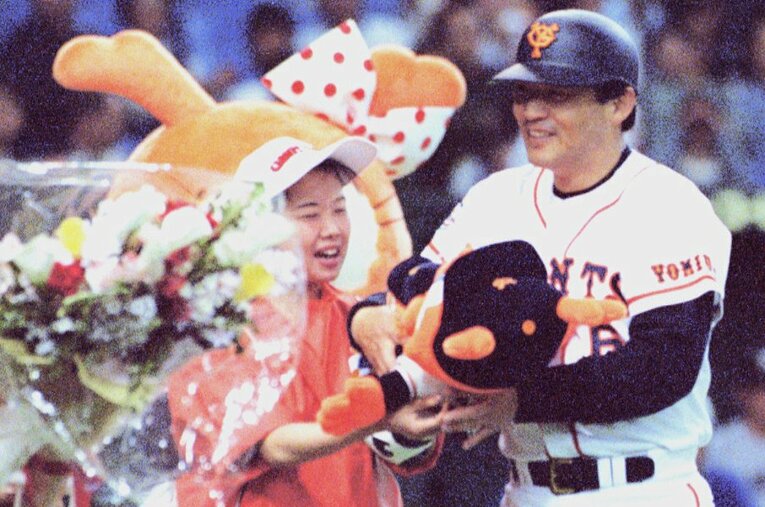 1995年4月15日の阪神戦。通算2000安打を本塁打で達成し、花束を受ける落合 ／ photograph by KYODO