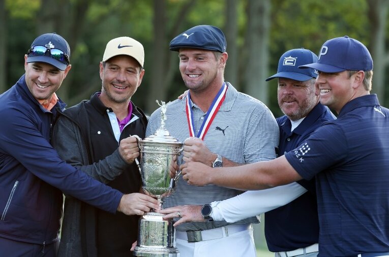 キャディーらと笑顔で写真に収まるデシャンボー　©︎Getty Images